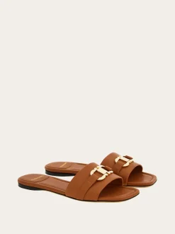 Flat slide with Gancini ornament - Women