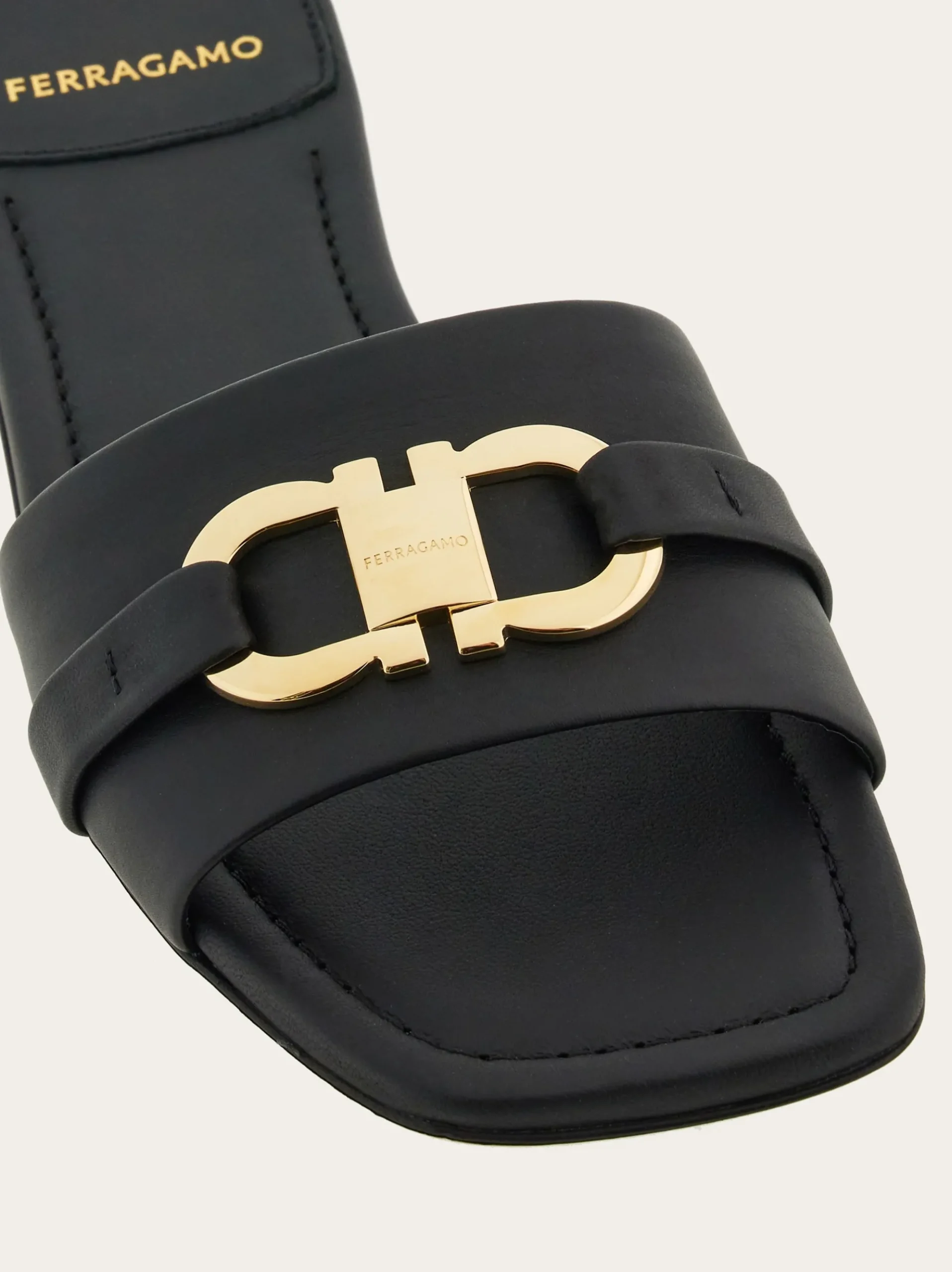 Flat slide with Gancini ornament - Women