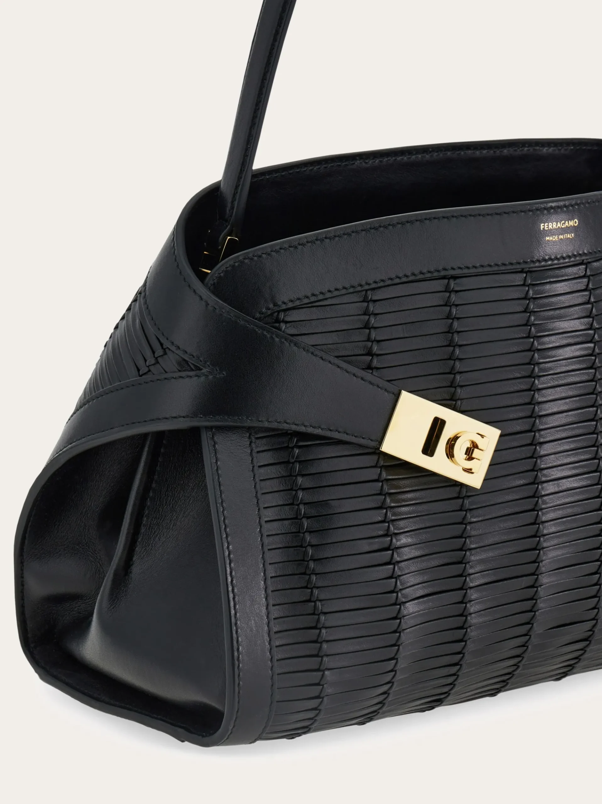 Hug Soft shoulder bag (M) - Women