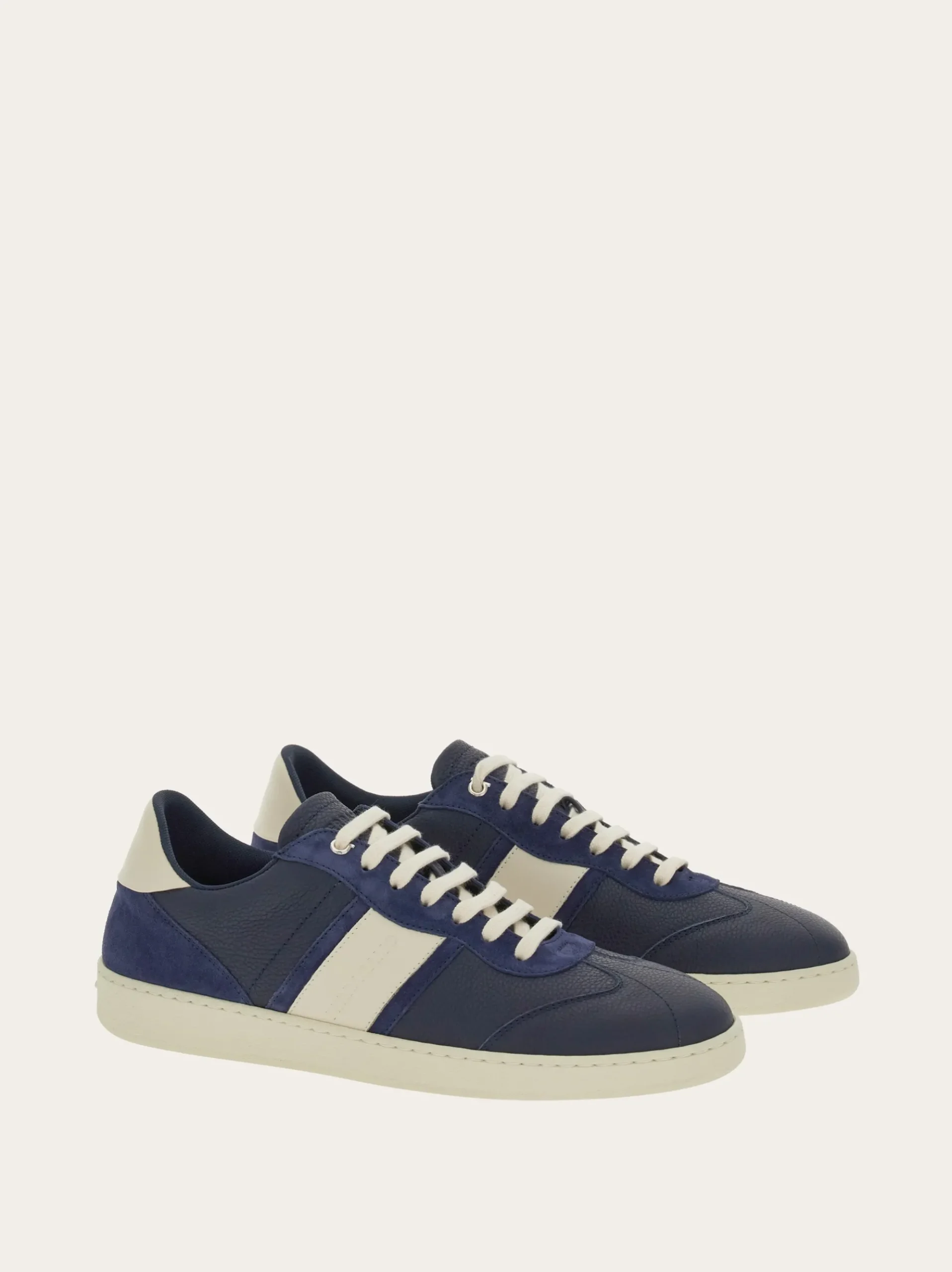 Low top sneaker with signature - Men