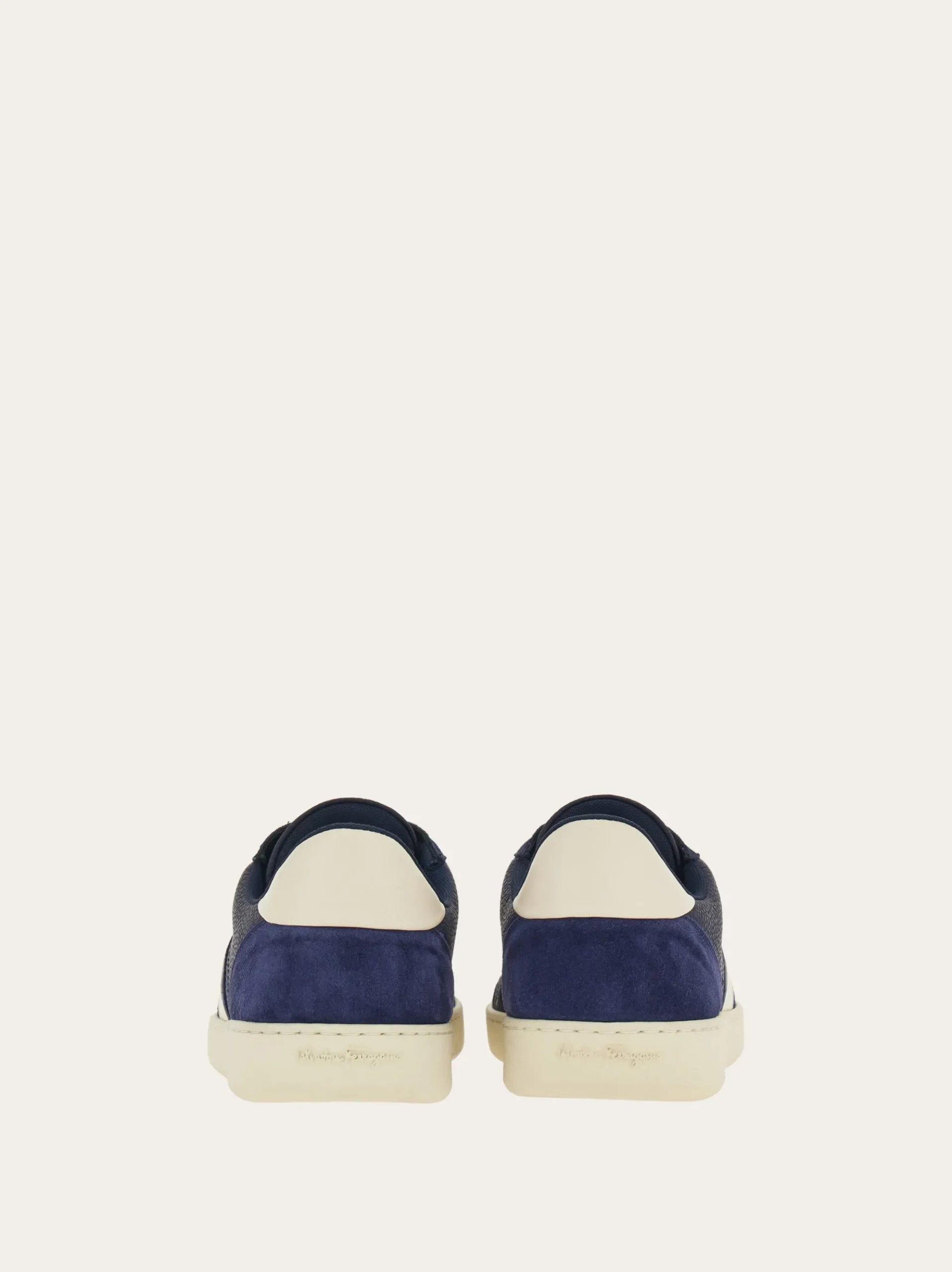 Low top sneaker with signature - Men